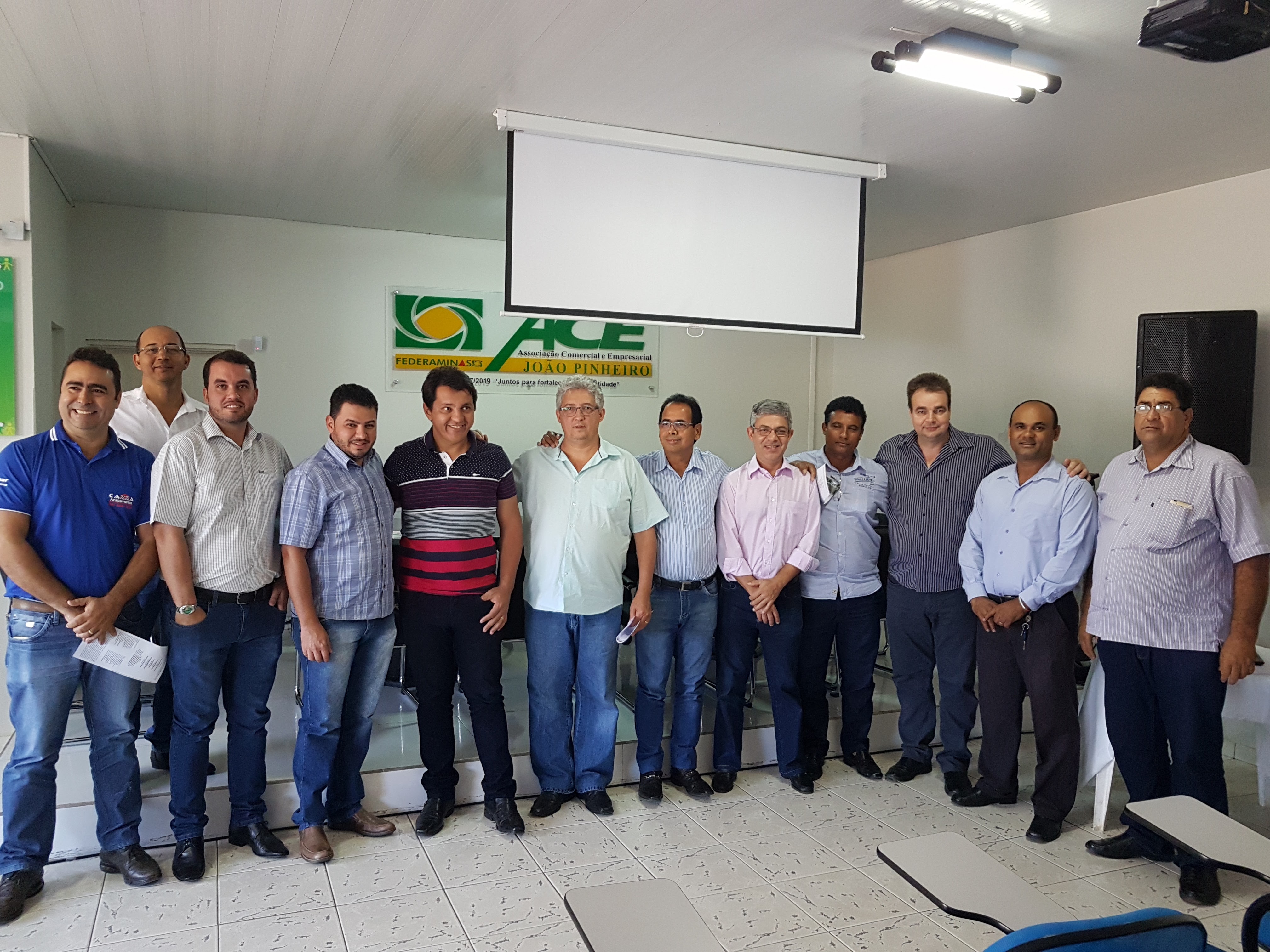 Deputado Federal Subtenente Gonzaga visita João Pinheiro e ouve as demandas dos policiais e comerciantes