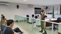 Tenente Gabriel da Polícia Militar fala aos alunos do Parlamento sobre as abordagens policiais em casos de discriminação étnico-social