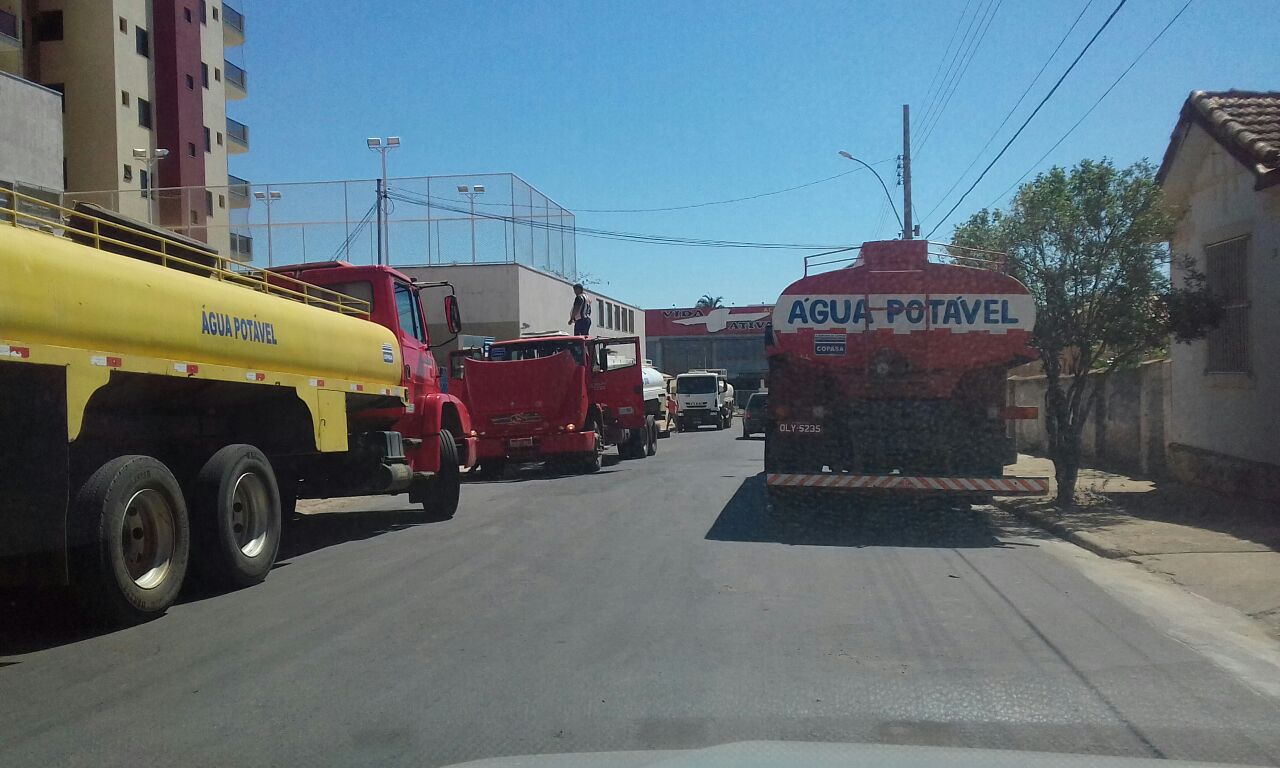 Vereadores pinheirenses cobram explicação da COPASA sobre o envio de caminhões de água para cidade de Paracatu